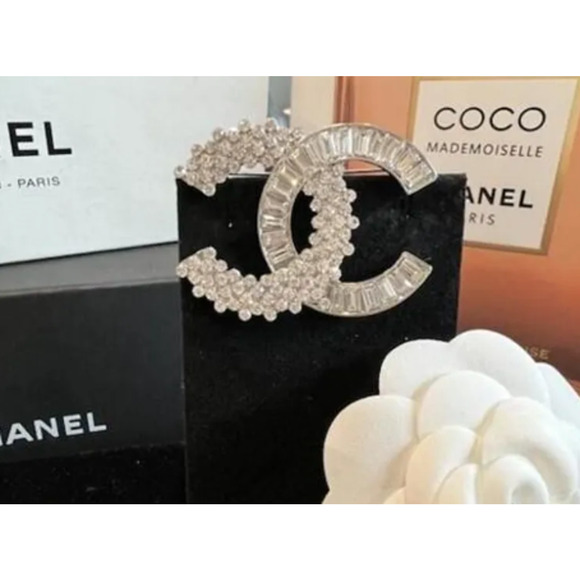 Chanel Interlocking CC Platinum Plated Baguette CZ Brooch Autumn 2023 (CCXX027) - Picture 4 of 5